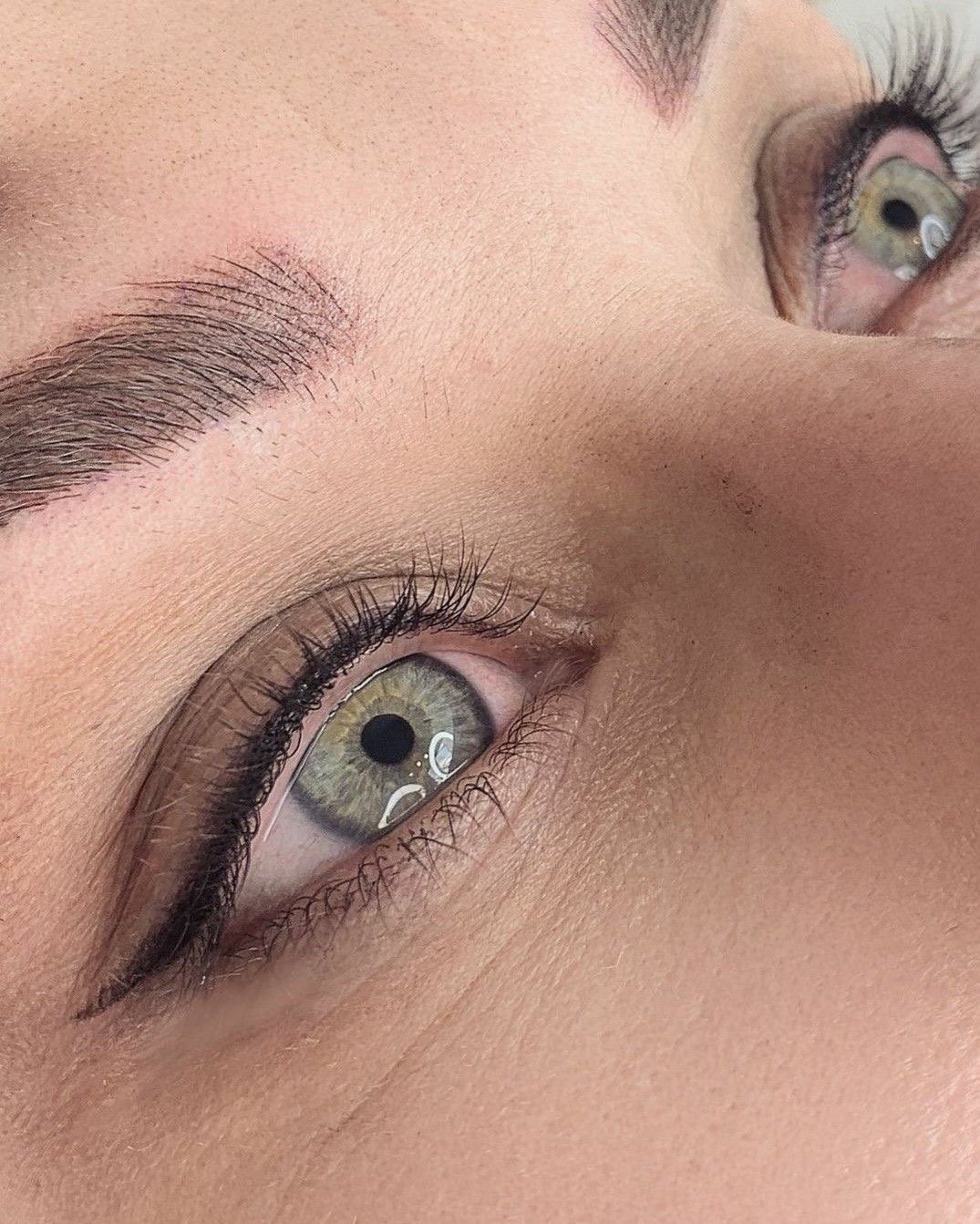 Micropigmentación de eyeliner superior en Valladolid con acabado duradero