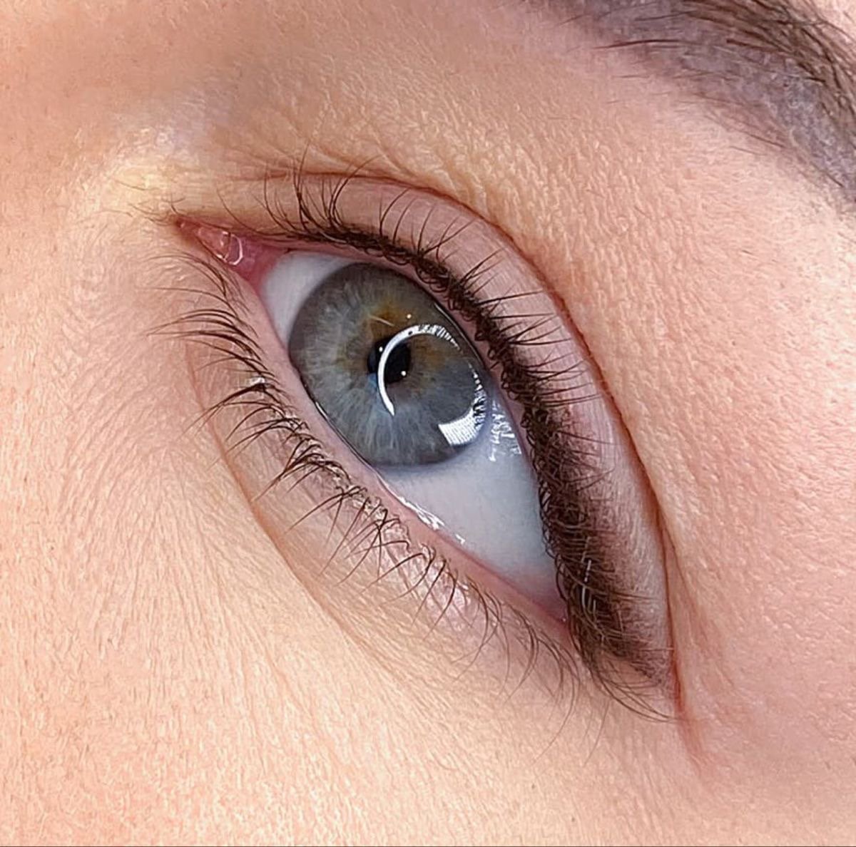 Micropigmentación de ojos en Valladolid con efecto delineado natural