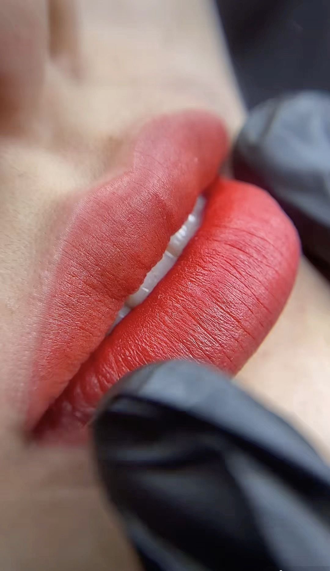 Resultado final de micropigmentación de labios en Valladolid con color intenso y definido