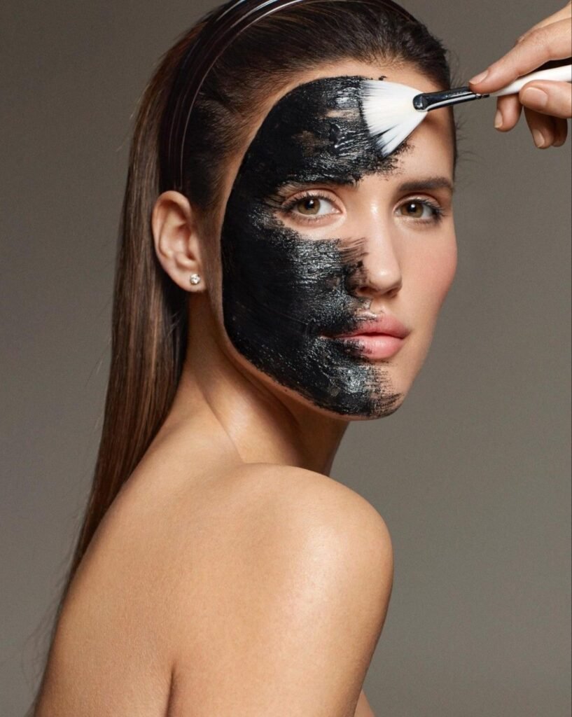 Aplicación de mascarilla de carbón activo para tratamiento Carbon Peel en Valladolid