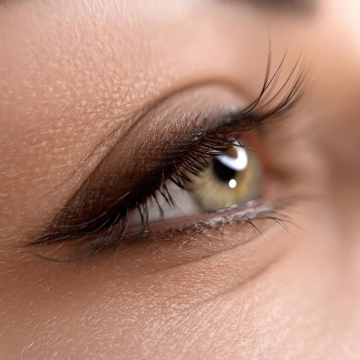 Eyeliner con micropigmentación en Valladolid para resaltar la mirada