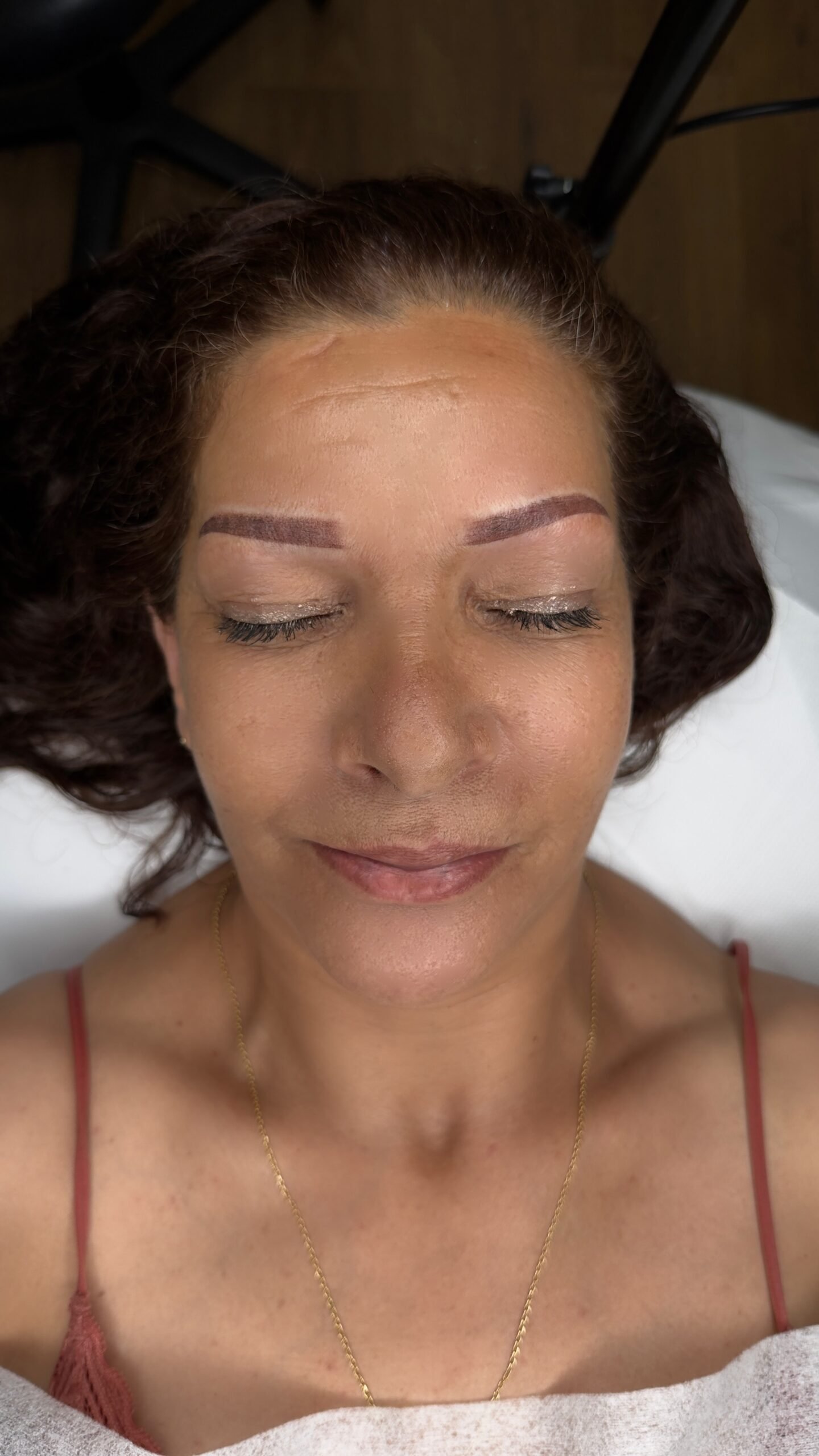 Mujer con micropigmentación de cejas recién realizada en Valladolid