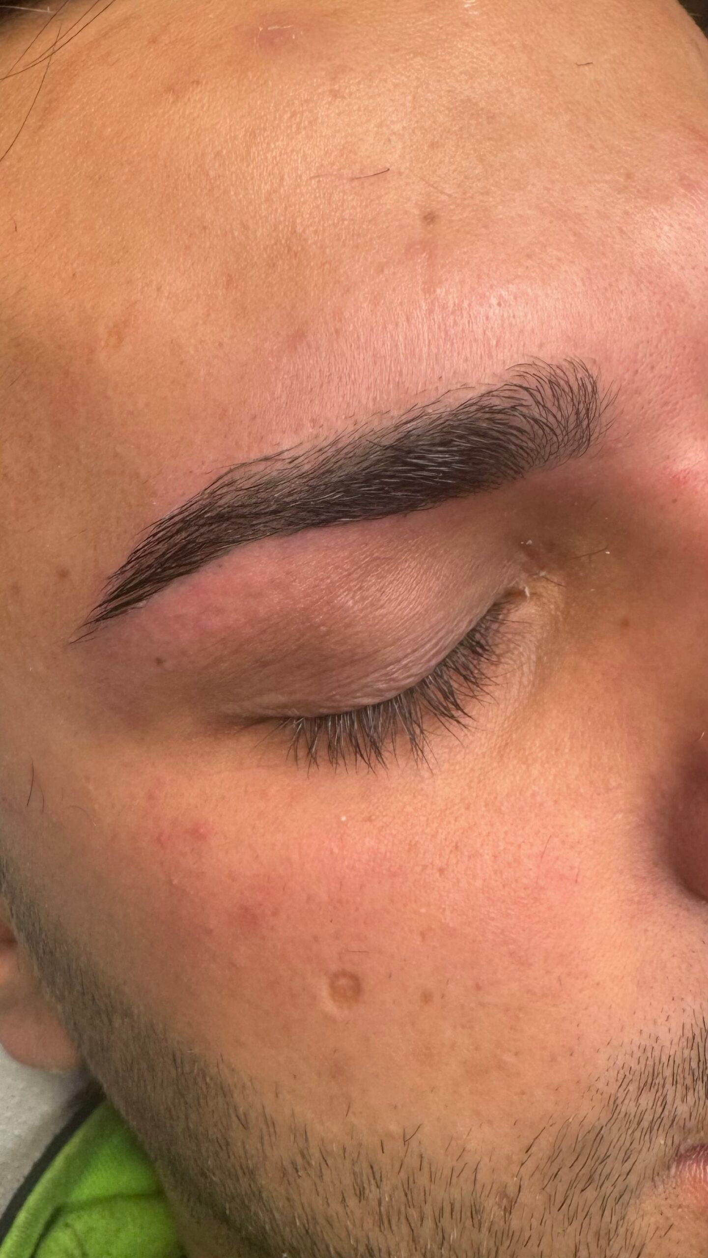 Depilación con hilo en cejas de hombre en Valladolid con resultado natural