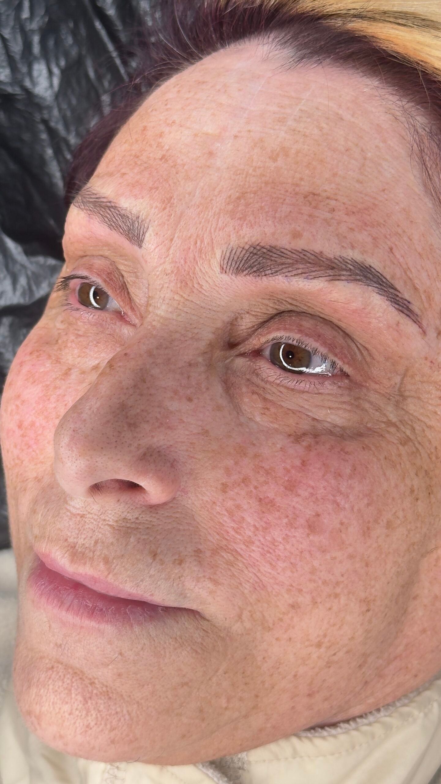 Cejas rejuvenecidas con micropigmentación en mujer mayor en Valladolid