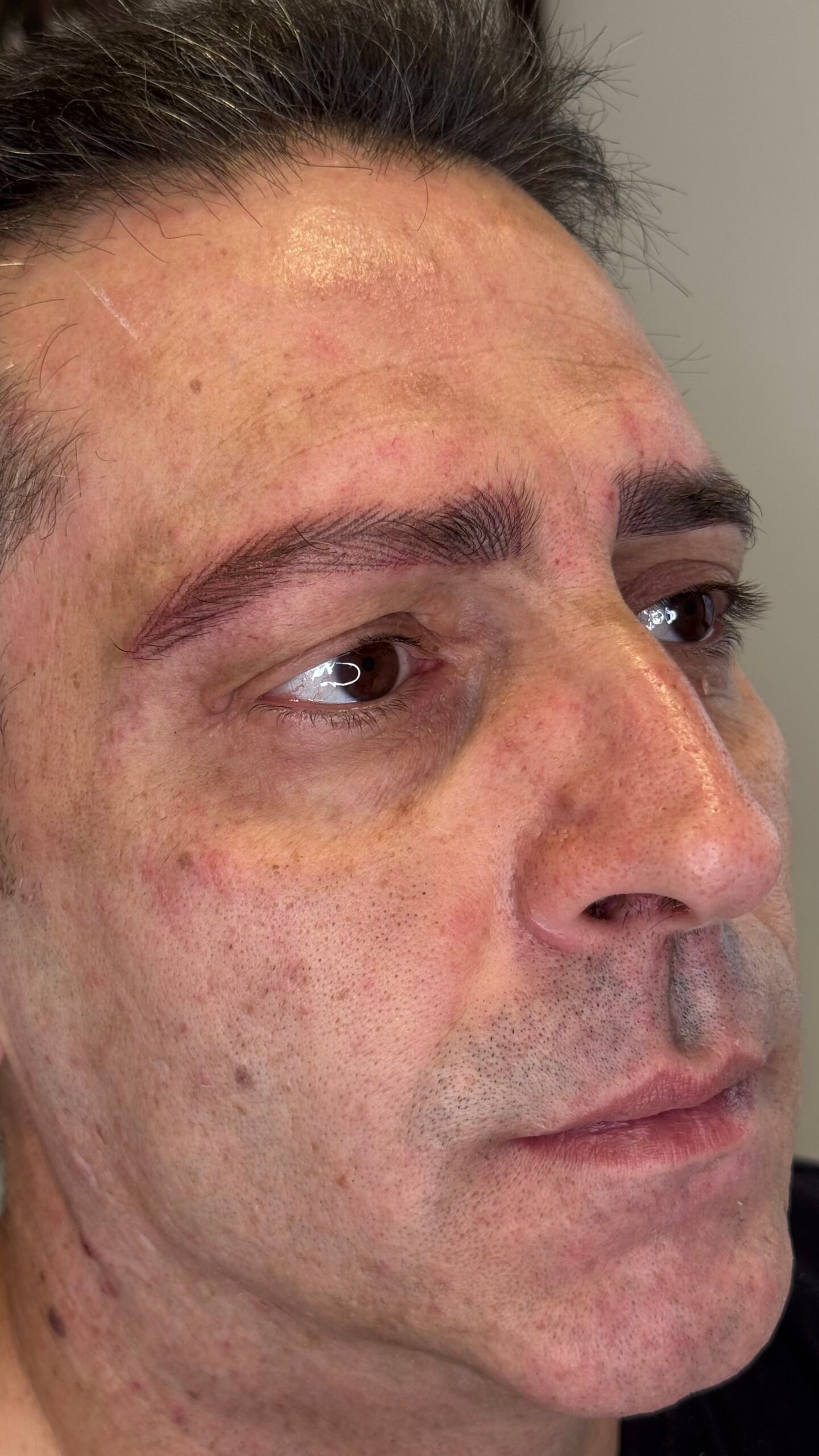Micropigmentación de cejas para hombre en Valladolid con acabado natural