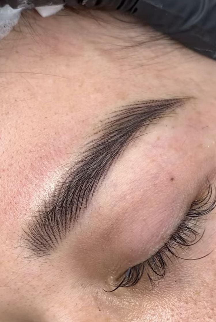 Cejas con micropigmentación técnica pelo a pelo en Valladolid