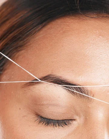 Depilación con hilo en cejas Depilación con hilo en cejas para un acabado preciso y natural.